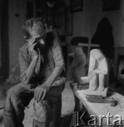 Lata 60., Dębska Wola, Polska.
Rzeźbiarz Józef Piłat.
Fot. Irena Jarosińska, zbiory Ośrodka KARTA