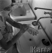 1975, Łódź, Polska.
Doktor Ewa Jakubowska przygotowuje się do operacji.
Fot. Irena Jarosińska, zbiory Ośrodka KARTA