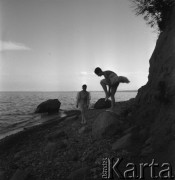 Lata 70., Polska.
Tancerze baletowi nad morzem. Na kamieniu stoi Alicja Boniuszko.
Fot. Irena Jarosińska, zbiory Ośrodka KARTA