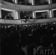 1963, Warszawa, Polska.
Prezydent Finlandii Urho Kekkonen w loży teatru witany przez publiczność.
Fot. Irena Jarosińska, zbiory Ośrodka KARTA