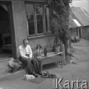 1970, Sierpc, Polska.
Rzeźbiarz Mieczysław Ruszkowski.
Fot. Irena Jarosińska, zbiory Ośrodka KARTA