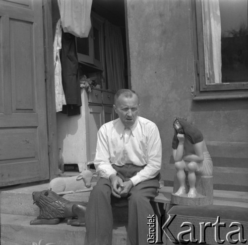 1970, Sierpc, Polska.
Rzeźbiarz Mieczysław Ruszkowski.
Fot. Irena Jarosińska, zbiory Ośrodka KARTA