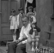 1970, Sierpc, Polska.
Rzeźbiarz Mieczysław Ruszkowski.
Fot. Irena Jarosińska, zbiory Ośrodka KARTA