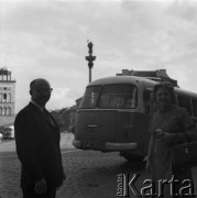 Lata 70., Warszawa, Polska.
Profesor socjologii Alvin Lee Bertrand przy kolumnie Zygmunta na Placu Zamkowym.
Fot. Irena Jarosińska, zbiory Ośrodka KARTA