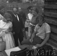 Lata 70., Warszawa, Polska.
Profesor socjologii Alvin Lee Bertrand (w środku) przy Barbakanie.
Fot. Irena Jarosińska, zbiory Ośrodka KARTA
