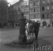 Lata 70., Warszawa, Polska.
Profesor socjologii Alvin Lee Bertrand z rodziną na Rynku Starego Miasta.
Fot. Irena Jarosińska, zbiory Ośrodka KARTA