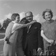 Lata 70., Warszawa, Polska.
Profesor socjologii Alvin Lee Bertrand z rodziną.
Fot. Irena Jarosińska, zbiory Ośrodka KARTA