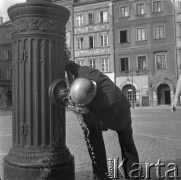 Lata 70., Warszawa, Polska.
Profesor socjologii Alvin Lee Bertrand na Rynku Starego Miasta.
Fot. Irena Jarosińska, zbiory Ośrodka KARTA