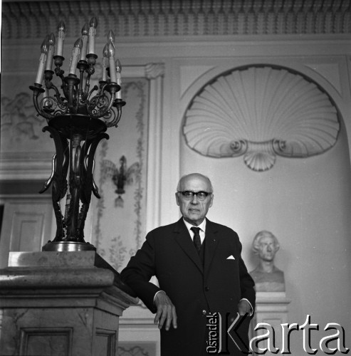 Lata 60.-70., Warszawa, Polska.
Jerzy Żurawlew - pianista, kompozytor, rektor Konserwatorium Warszawskiego. 
Fot. Irena Jarosińska, zbiory Ośrodka KARTA
