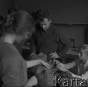 Lata 70., Polska.
Rzeźbiarz Grzegorz Pecuch.
Fot. Irena Jarosińska, zbiory Ośrodka KARTA