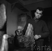 Lata 70., Polska.
Rzeźbiarz Grzegorz Pecuch.
Fot. Irena Jarosińska, zbiory Ośrodka KARTA