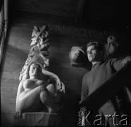 Lata 70., Polska.
Rzeźbiarz Grzegorz Pecuch.
Fot. Irena Jarosińska, zbiory Ośrodka KARTA