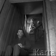 Lata 70., Polska.
Rzeźbiarz Grzegorz Pecuch.
Fot. Irena Jarosińska, zbiory Ośrodka KARTA