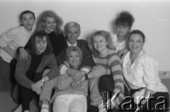 1988–1994, Warszawa, Polska.
Dyrektor Teatru Nowego Adam Hanuszkiewicz i aktorki: Hanna Śleszyńska (1. z lewej), Mirosława Nyckowska (2. z lewej), Anna Wojton (obejmowana przez A. Hanuszkiewicza), Joanna Kurowska (3. z prawej, przy Hanuszkiewiczu), Anna Drozd (1. z prawej).
Fot. Irena Jarosińska, zbiory Ośrodka KARTA