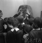 1970, Kraków, Polska.
Niewidome dzieci w muzeum. 
Fot. Irena Jarosińska, zbiory Ośrodka KARTA