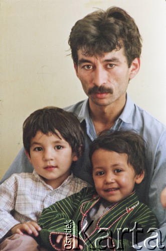 1992, Kabul, prowincja Kabul, Afganistan.
Afgański mężczyzna trzyma na rękach dwoje dzieci.
Fot. Irena Jarosińska, zbiory Ośrodka KARTA