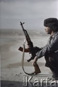 1992, Kabul, prowincja Kabul, Afganistan.
Mężczyzna z radzieckim karabinem automatycznym AKM.
Fot. Irena Jarosińska, zbiory Ośrodka KARTA