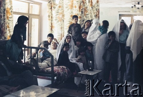 1992, Kabul, prowincja Kabul, Afganistan.
Afgańska rodzina odwiedza chorego przy szpitalnym łóżku.
Fot. Irena Jarosińska, zbiory Ośrodka KARTA
