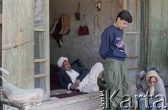1992, Kabul, prowincja Kabul, Afganistan.
Grupa osób przy wejściu do domu.
Fot. Irena Jarosińska, zbiory Ośrodka KARTA