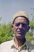 1992, Kabul, prowincja Kabul, Afganistan.
Portret mężczyzny w tradycyjnym nakryciu głowy - czapce wykonanej z wełny karakułów.
Fot. Irena Jarosińska, zbiory Ośrodka KARTA