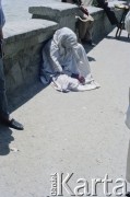 1992, Kabul, prowincja Kabul, Afganistan.
Centrum miasta. Uboga kobieta prosi o jałmużnę (sadaka). 
Fot. Irena Jarosińska, zbiory Ośrodka KARTA