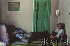 1992, Kabul, prowincja Kabul, Afganistan.
Andrzej Wawrzyniak (z lewej) wraz kobietą w salonie afgańskiego domu. Andrzej Wawrzyniak w latach 1990-1993 pełnił urząd chargé d’affaires Rzeczpospolitej Polskiej w Afganistanie.
Fot. Irena Jarosińska, zbiory Ośrodka KARTA