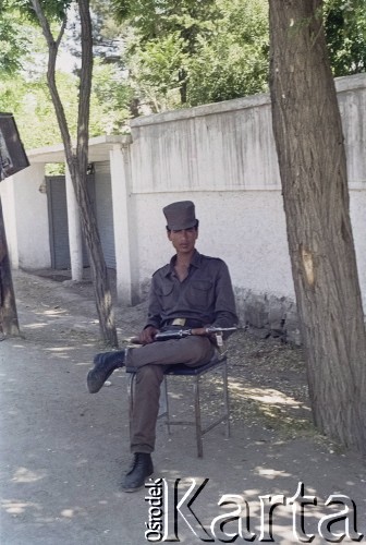 1992, Kabul, prowincja Kabul, Afganistan.
Wojskowy podczas służby na stanowisku wartowniczym.
Fot. Irena Jarosińska, zbiory Ośrodka KARTA