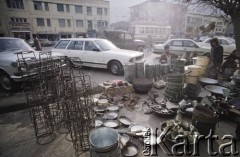 1992, Kabul, prowincja Kabul, Afganistan.
Handel uliczny. Stoisko z wyrobami metalowymi i szczotkami.
Fot. Irena Jarosińska, zbiory Ośrodka KARTA