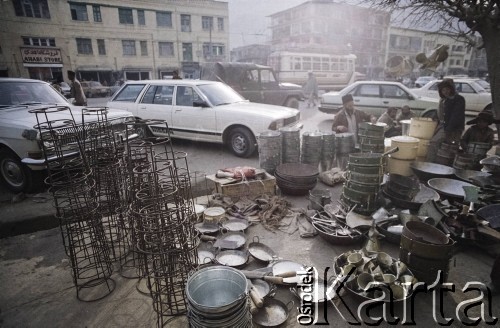 1992, Kabul, prowincja Kabul, Afganistan.
Handel uliczny. Stoisko z wyrobami metalowymi i szczotkami.
Fot. Irena Jarosińska, zbiory Ośrodka KARTA