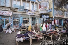 1992, Kabul, prowincja Kabul, Afganistan.
Handel ubraniami na ulicy. Na budynkach widoczne szyldy sklepów, warsztatów i punktów usługowych.
Fot. Irena Jarosińska, zbiory Ośrodka KARTA