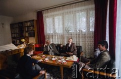 1992, Kabul, prowincja Kabul, Afganistan.
Spotkanie dyplomatyczne. 2. od lewej Andrzej Wawrzyniak,  w latach 1990-1993 chargé d’affaires Rzeczpospolitej Polskiej w Afganistanie.
Fot. Irena Jarosińska, zbiory Ośrodka KARTA