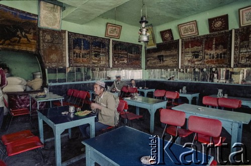 1992, Kabul, prowincja Kabul, Afganistan.
Restauracja. Ściany lokalu udekorowane kobiercami oraz grafikami z cytatami zaczerpniętymi z Koranu.
Fot. Irena Jarosińska, zbiory Ośrodka KARTA