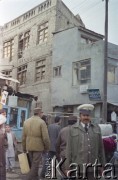 1992, Kabul, prowincja Kabul, Afganistan.
Przechodnie na ulicy. Na pierwszym planie mężczyzna w wojskowym mundurze.
Fot. Irena Jarosińska, zbiory Ośrodka KARTA