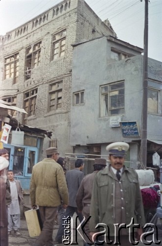 1992, Kabul, prowincja Kabul, Afganistan.
Przechodnie na ulicy. Na pierwszym planie mężczyzna w wojskowym mundurze.
Fot. Irena Jarosińska, zbiory Ośrodka KARTA