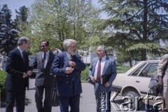 1992, Kabul, prowincja Kabul, Afganistan.
Andrzej Wawrzyniak  (3. z prawej), w latach 1990-1993 chargé d’affaires Rzeczpospolitej Polskiej w Afganistanie, przybywa na konferencję prasową Sibghatullaha Modżaddediego. Od 28 kwietnia do 28 czerwca 1992 Modżaddedi pełnił funkcję tymczasowego prezydenta Afganistanu. Objął urząd po wycofaniu się wojsk radzieckich z Afganistanu, wkroczeniu  mudżahedinów do Kabulu i upadku wspieranych przez Sowietów komunistycznych rządów prezydenta Mohammada Nadżibullaha. 
Fot. Irena Jarosińska, zbiory Ośrodka KARTA