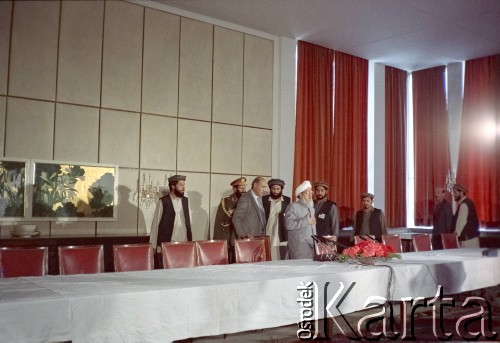 1992, Kabul, prowincja Kabul, Afganistan.
Konferencja prasowa afgańskiego polityka i przywódcy Sibghatullaha Modżaddediego (w białym turbanie). Od 28 kwietnia do 28 czerwca 1992 Modżaddedi pełnił funkcję tymczasowego prezydenta Afganistanu. Objął urząd po wycofaniu się wojsk radzieckich z Afganistanu, wkroczeniu  mudżahedinów do Kabulu i upadku wspieranych przez Sowietów komunistycznych rządów prezydenta Mohammada Nadżibullaha.
Fot. Irena Jarosińska, zbiory Ośrodka KARTA