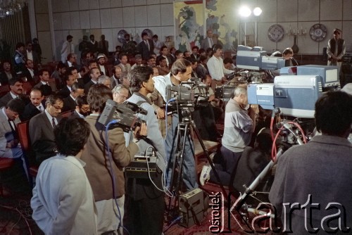 1992, Kabul, prowincja Kabul, Afganistan.
Konferencja prasowa afgańskiego polityka i przywódcy Sibghatullaha Modżaddediego. Od 28 kwietnia do 28 czerwca 1992 Modżaddedi pełnił funkcję tymczasowego prezydenta Afganistanu. Objął urząd po wycofaniu się wojsk radzieckich z Afganistanu, wkroczeniu  mudżahedinów do Kabulu i upadku wspieranych przez Sowietów komunistycznych rządów prezydenta Mohammada Nadżibullaha.
Fot. Irena Jarosińska, zbiory Ośrodka KARTA