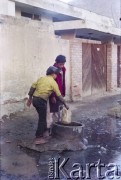 1992, Kabul, prowincja Kabul, Afganistan.
Chłopcy nabierają do kanistra wodę z ulicznej studzienki.
Fot. Irena Jarosińska, zbiory Ośrodka KARTA