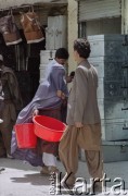 1992, Kabul, prowincja Kabul, Afganistan.
Przechodnie na ulicy.
Fot. Irena Jarosińska, zbiory Ośrodka KARTA