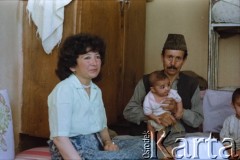 1992, Kabul, prowincja Kabul, Afganistan.
Spotkanie przy herbacie w afgańskim domu. Na zdjęciu kobieta i mężczyzna trzymający na rękach małe dziecko.
Fot. Irena Jarosińska, zbiory Ośrodka KARTA