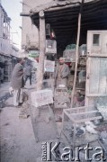 1992, Kabul, prowincja Kabul, Afganistan.
Na targu - Kafrosh Street, zwana przez miejscowych Ptasią Ulicą. Sprzedawca ozdobnych gołębi przy stoisku ze swoimi zwierzętami.
Fot. Irena Jarosińska, zbiory Ośrodka KARTA