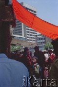1992, Kabul, prowincja Kabul, Afganistan.
Kabulska ulica. Na dalszym planie widoczny najwyższy budynek w mieście: wzniesiony w czasach sowieckich 18-piętrowy gmach będący siedzibą Na dalszym planie widoczny najwyższy budynek w mieście: wzniesiony w czasach sowieckich 18-piętrowy gmach będący siedzibą Ministerstwa Komunikacji i Technologii Informacyjnej.
Fot. Irena Jarosińska, zbiory Ośrodka KARTA
