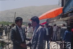 1992, Kabul, prowincja Kabul, Afganistan.
Mężczyźni rozmawiają na ulicy.
Fot. Irena Jarosińska, zbiory Ośrodka KARTA
