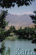 1992, Kabul, prowincja Kabul, Afganistan.
Widok na jezioro Qargha na przedmieściach miasta. W tle widoczne otaczające Kabul wzgórza i pasma Hindukuszu.
arosińska, zbiory Ośrodka KARTA