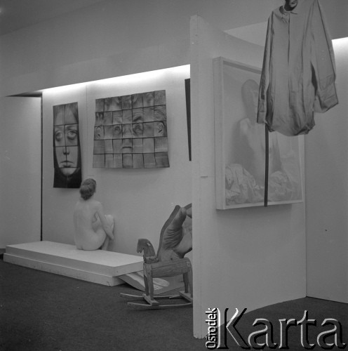 Lata 70., Warszawa, Polska.
Wystawa w Galerii Współczesnej prowadzonej przez Marię i Janusza Boguckich. 
Fot. Irena Jarosińska, zbiory Ośrodka KARTA