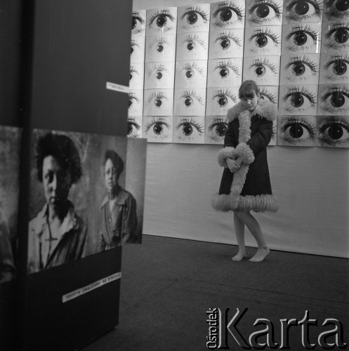 Lata 70., Warszawa, Polska.
Wystawa w Galerii Współczesnej prowadzonej przez Marię i Janusza Boguckich. 
Fot. Irena Jarosińska, zbiory Ośrodka KARTA