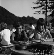 Lata 60., Polska.
Chłopiec i młoda dziewczyna siedzą przy stole na którym leżą skrzypce.
Fot. Irena Jarosińska, zbiory Ośrodka KARTA