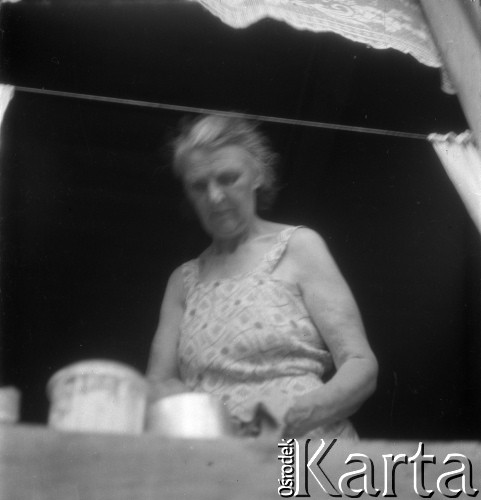 Koniec lat 50., Urle, woj. warszawskie, Polska.
Zofia Małek - matka fotografki Ireny Jarosińskiej.
Fot. Irena Jarosińska, zbiory Ośrodka KARTA