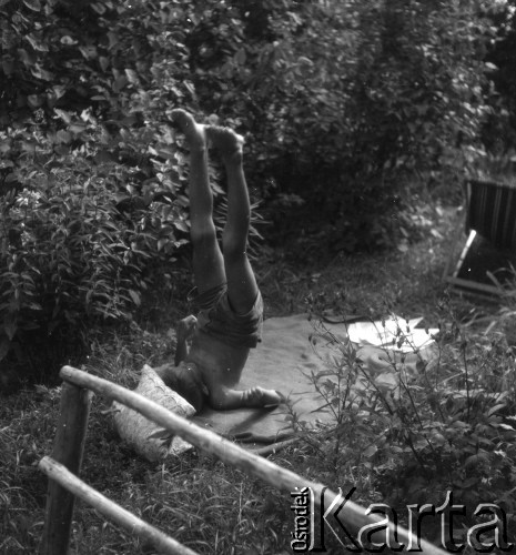 Koniec lat 50., Urle, woj. warszawskie, Polska.
Marek Jarosiński - syn fotografki Ireny Jarosińskiej.
Fot. Irena Jarosińska, zbiory Ośrodka KARTA