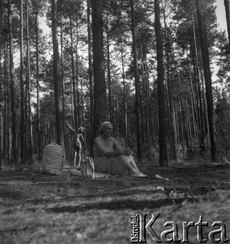 Koniec lat 50., Urle, woj. warszawskie, Polska.
Zofia Małek - matka fotografki Ireny Jarosińskiej. Na dalszym planie Marek Jarosiński - syn fotografki.
Fot. Irena Jarosińska, zbiory Ośrodka KARTA